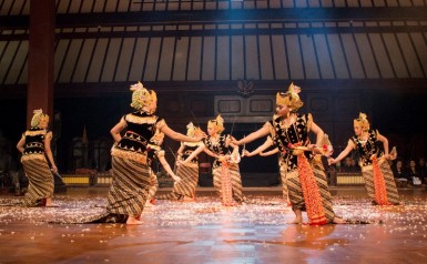 Tari Bedhaya ‘Minangkalbu’ karya Eny Sulistyowati SPd,  SE, MM. Foto Ist 4